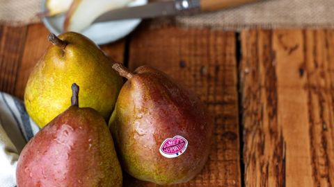 Cultivée par le Verger de la Blottière (Maine-et-Loire), la poire rosée Sweet Sensation est croquante,  juteuse et parfumée, et présente une bonne tenue à la cuisson. © Emilie Besler/Le Verger de La Blottière